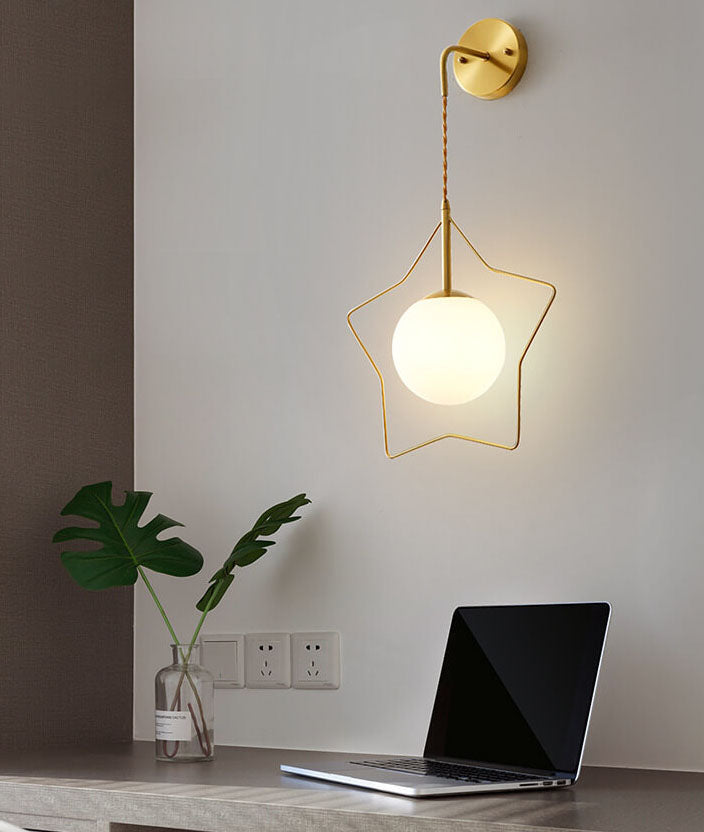 StarGlow - Stijlvolle wandlamp met stervormig ontwerp en glazen bol met warm licht