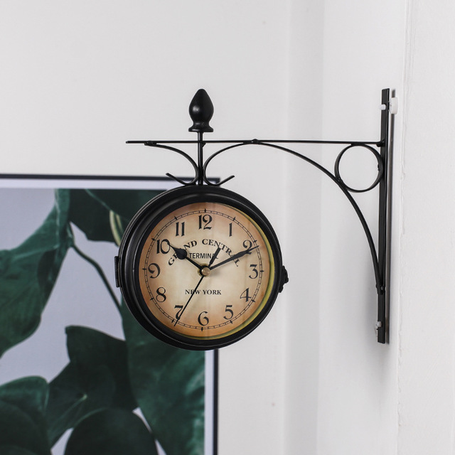 EuroElegantie - Dubbelzijdige Klassieke Wandklok | Decoratieve Tijdwaarneming voor Huis en Bedrijf