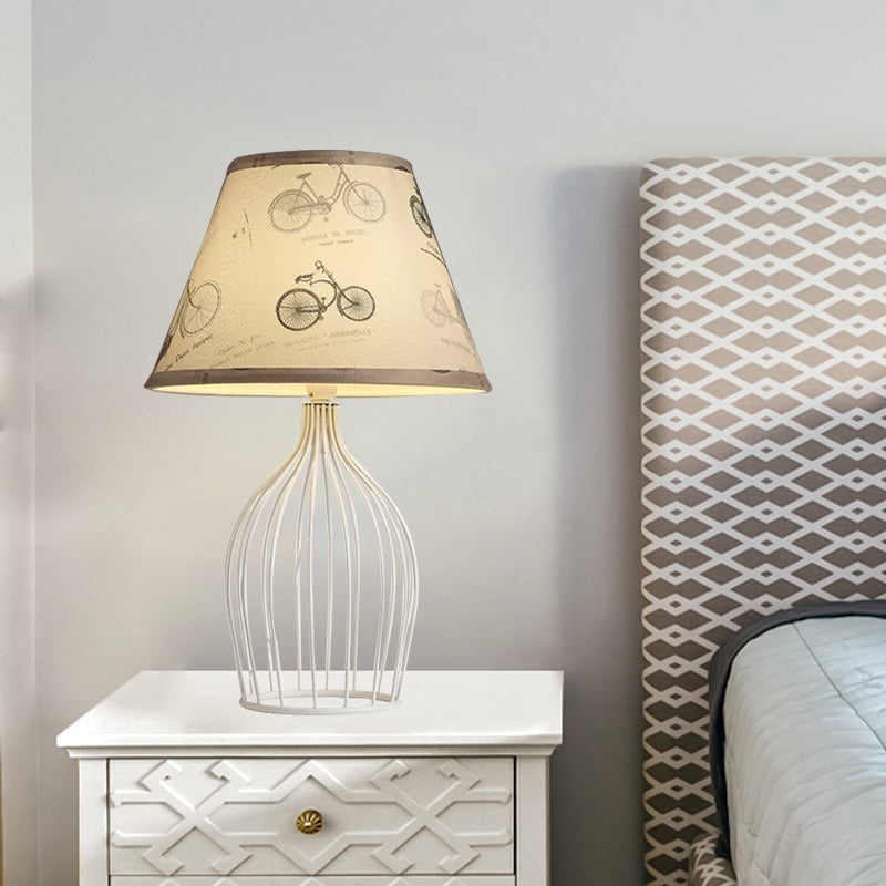 WireLuxe - Traditionele Kegelvormige Tafellamp met Draadkooi-Voet voor Klassieke Verlichting