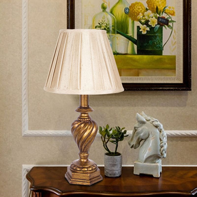 PlisséLicht - Geplisseerde Bedlamp met Hars Fontein Voet | Stijlvolle Verlichting voor de Slaapkamer