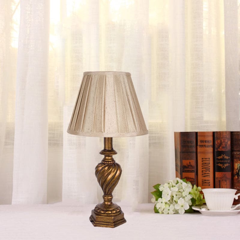 PlisséLicht - Geplisseerde Bedlamp met Hars Fontein Voet | Stijlvolle Verlichting voor de Slaapkamer