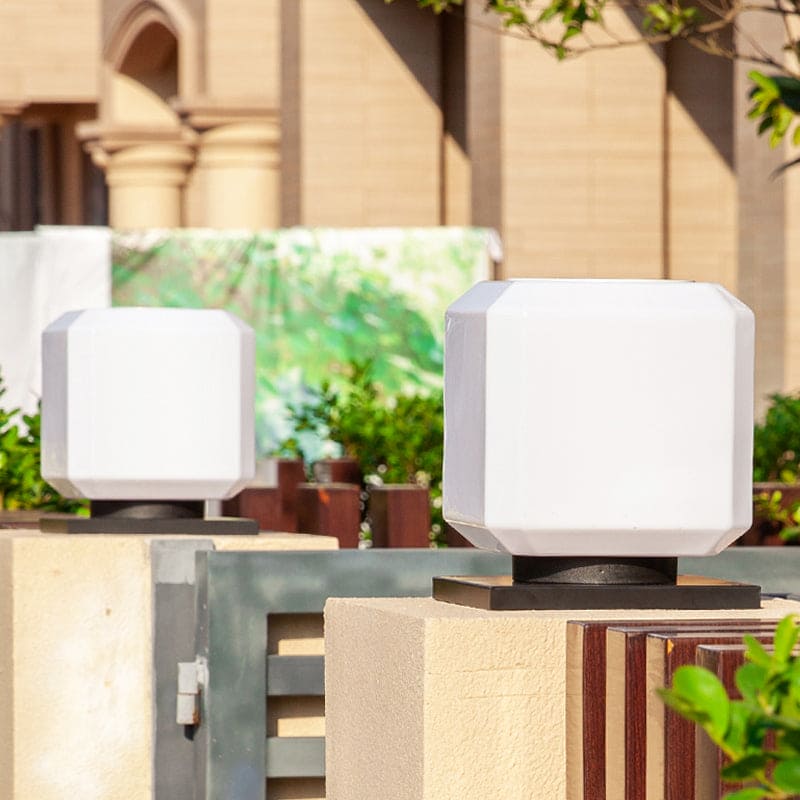 SunCube - Moderne Zonne-LED Lantaarnpaal met Kubusvormig Acryl voor Terras