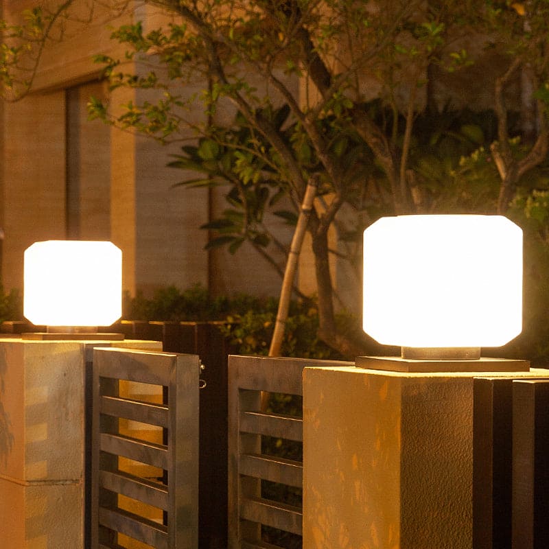 SunCube - Moderne Zonne-LED Lantaarnpaal met Kubusvormig Acryl voor Terras