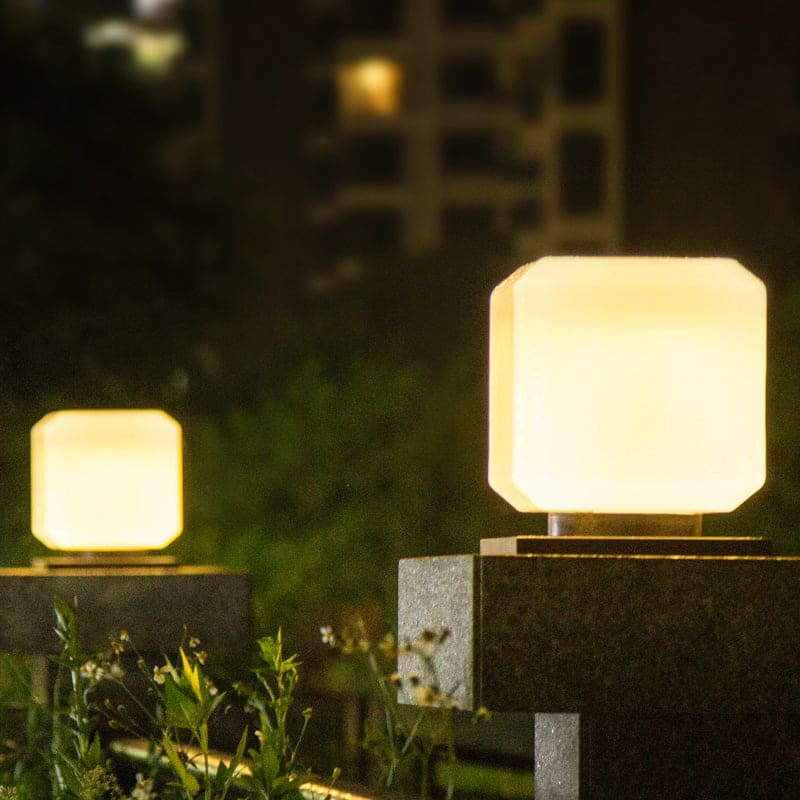 SunCube - Moderne Zonne-LED Lantaarnpaal met Kubusvormig Acryl voor Terras