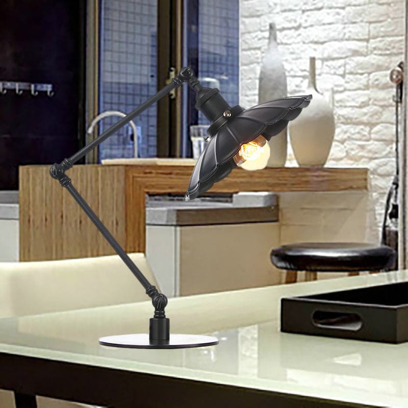 RetroStijl - Verstelbare Vintage Tafellamp met Geschulpte Metalen Kap voor Unieke Verlichting