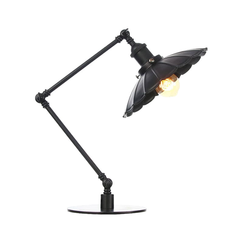 RetroStijl - Verstelbare Vintage Tafellamp met Geschulpte Metalen Kap voor Unieke Verlichting
