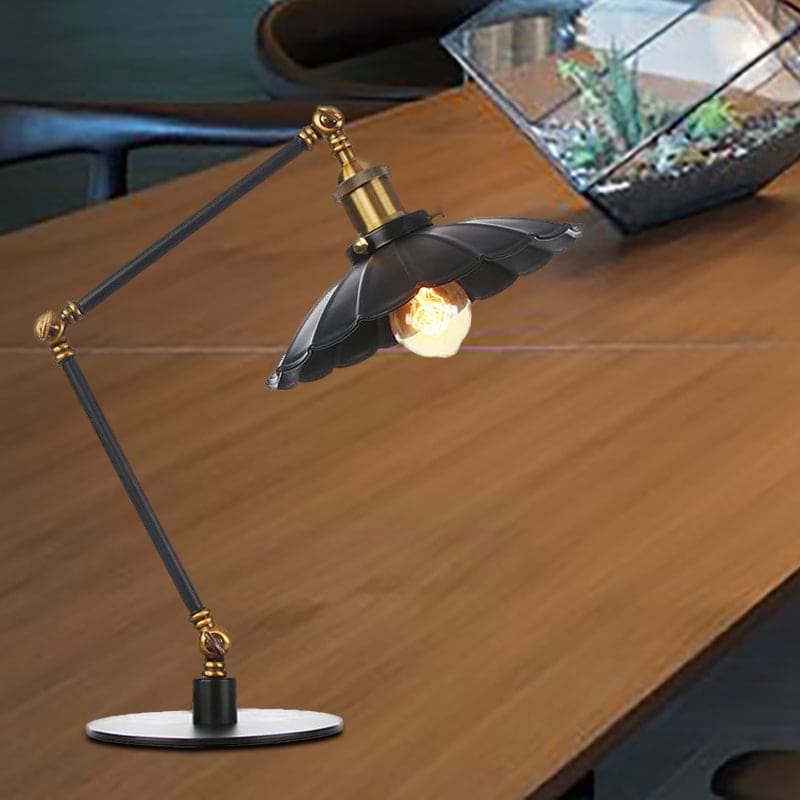 RetroStijl - Verstelbare Vintage Tafellamp met Geschulpte Metalen Kap voor Unieke Verlichting
