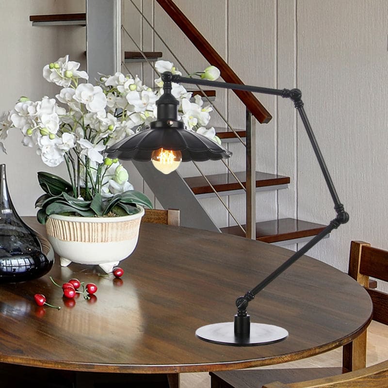 RetroStijl - Verstelbare Vintage Tafellamp met Geschulpte Metalen Kap voor Unieke Verlichting