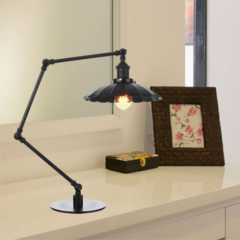 RetroStijl - Verstelbare Vintage Tafellamp met Geschulpte Metalen Kap voor Unieke Verlichting