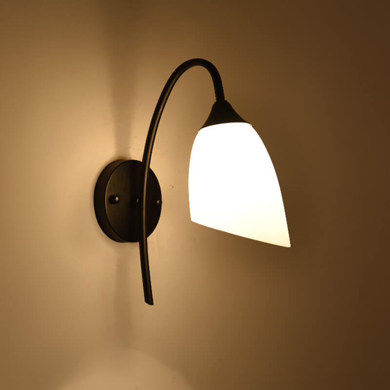 GlowBell - Moderne wandlamp met schuine, klokvormige kap en arm