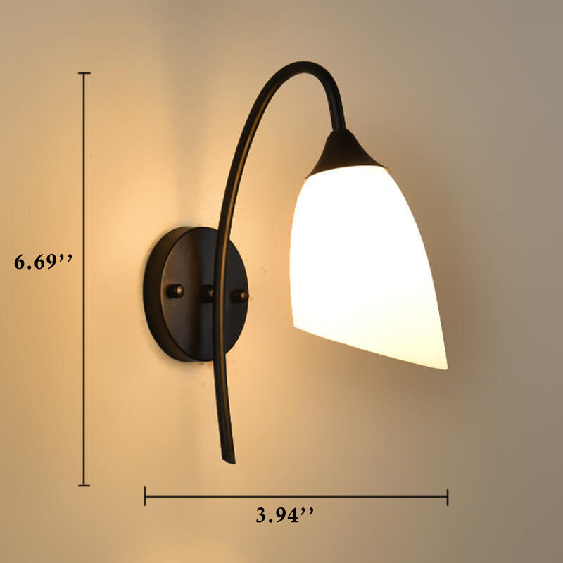 GlowBell - Moderne wandlamp met schuine, klokvormige kap en arm