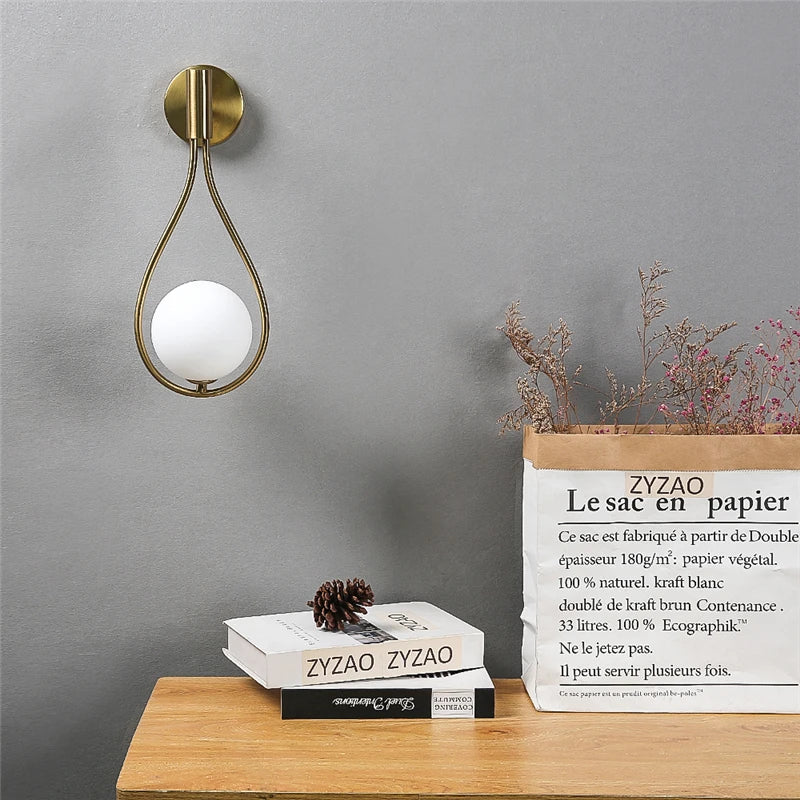 LumiSphere - Wandlamp met Glazen Bol en Metalen Frame | Moderne Verlichting voor Interieurs