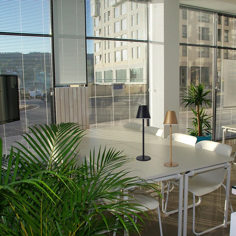 BrightWave - Draadloze LED Bureaulamp met Moderne Functionaliteit