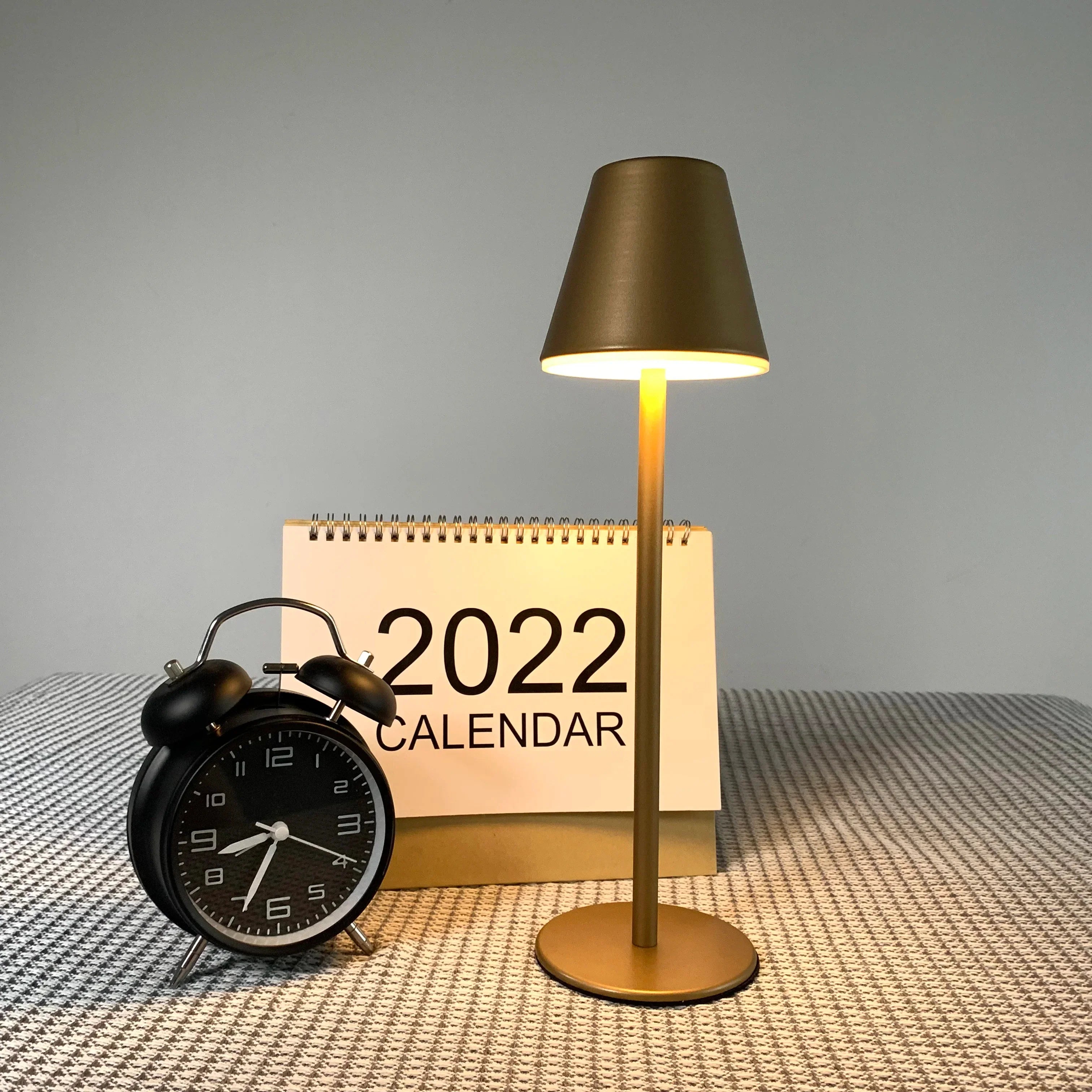 BrightWave - Draadloze LED Bureaulamp met Moderne Functionaliteit