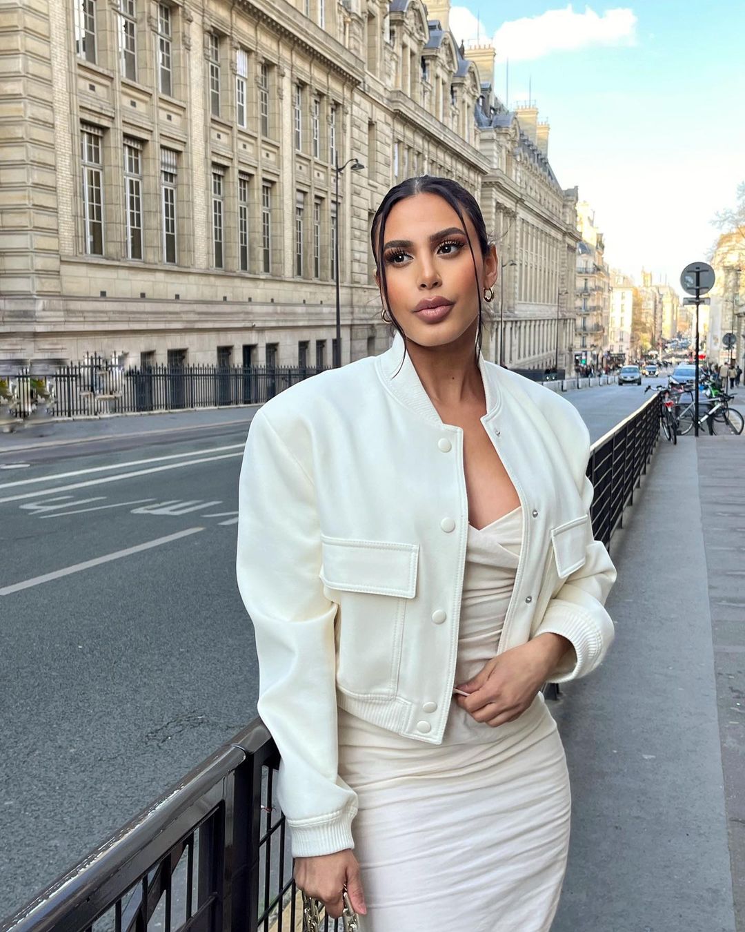 Sofia - Stijlvolle Korte Bomberjas in Wit-Beige | Trendy Damesjas voor Elke Gelegenheid