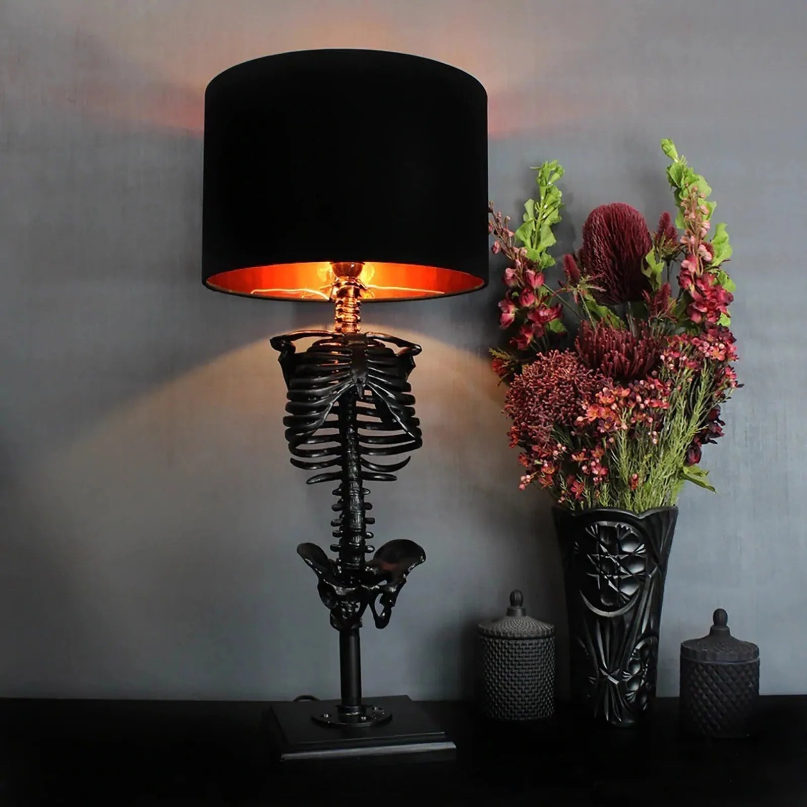 GothicGlow - Handgemaakte Skelet Tafellamp | Unieke Gothic Verlichting voor Interieurdecoratie