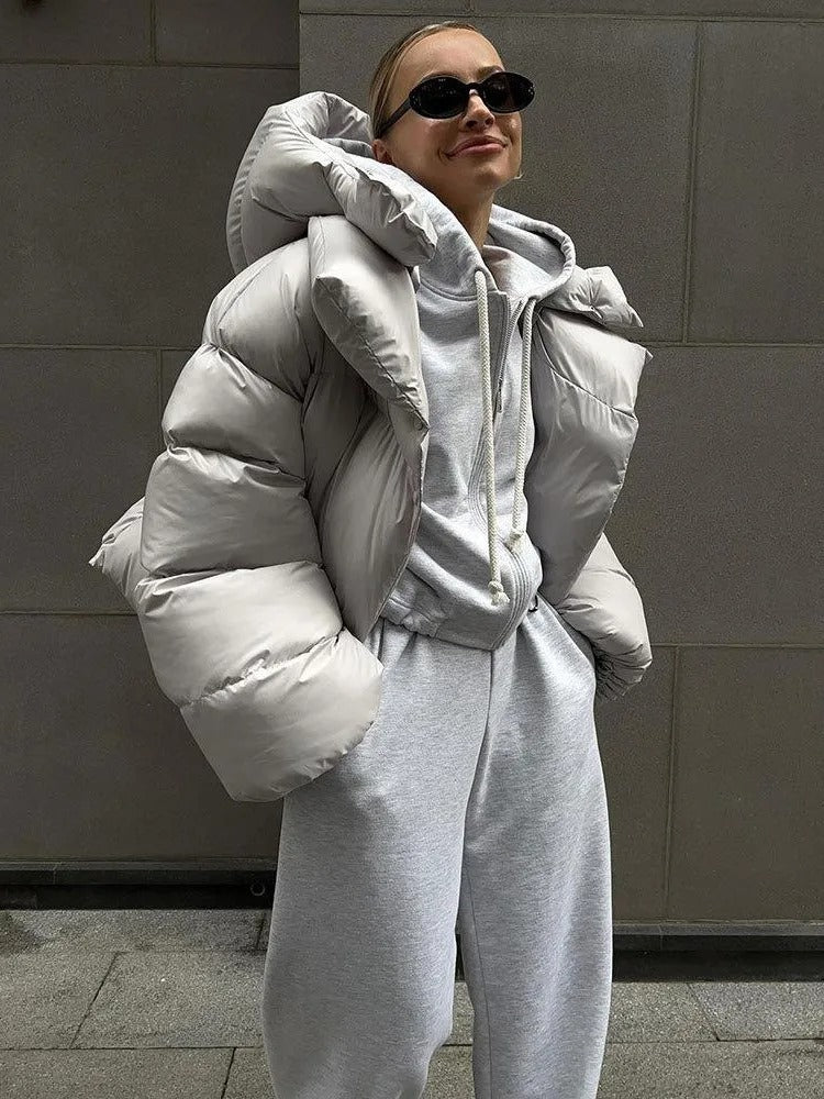 Jade - Modieuze Korte Damesjas met Kap en Gewatteerde Katoenvoering