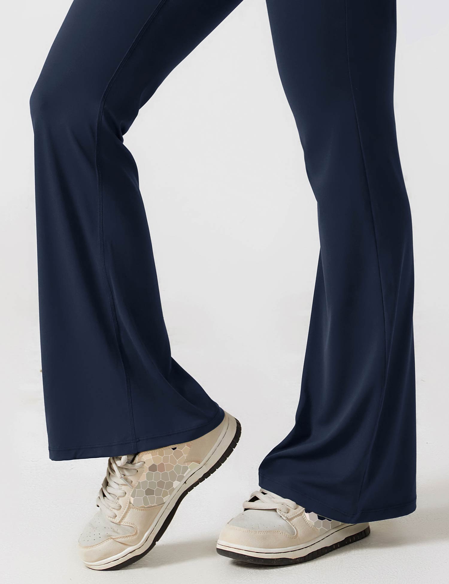V-Hals Jumpsuit met Uitlopende Pijpen | Elegant en Flatterend Ontwerp