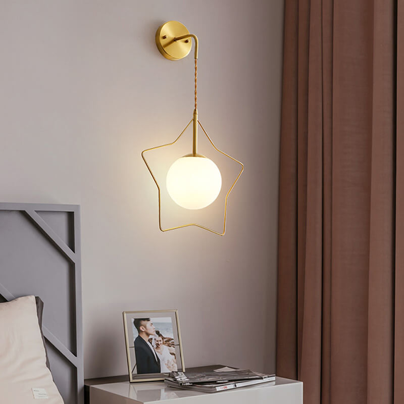 StarGlow - Stijlvolle wandlamp met stervormig ontwerp en glazen bol met warm licht