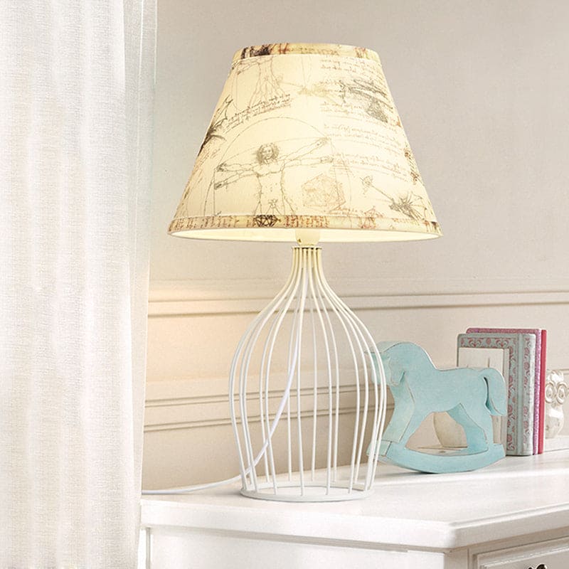 WireLuxe - Traditionele Kegelvormige Tafellamp met Draadkooi-Voet voor Klassieke Verlichting