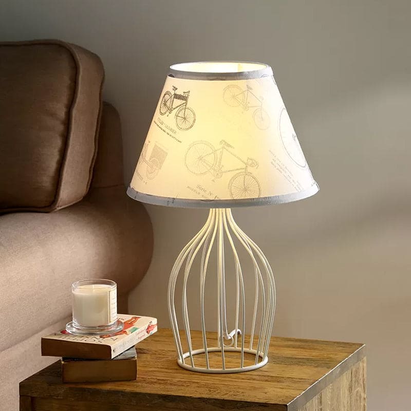 WireLuxe - Traditionele Kegelvormige Tafellamp met Draadkooi-Voet voor Klassieke Verlichting