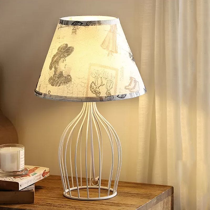 WireLuxe - Traditionele Kegelvormige Tafellamp met Draadkooi-Voet voor Klassieke Verlichting