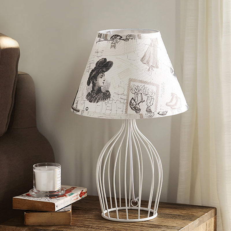 WireLuxe - Traditionele Kegelvormige Tafellamp met Draadkooi-Voet voor Klassieke Verlichting