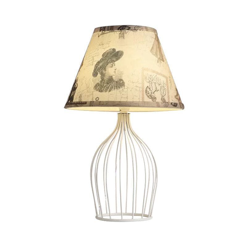 WireLuxe - Traditionele Kegelvormige Tafellamp met Draadkooi-Voet voor Klassieke Verlichting