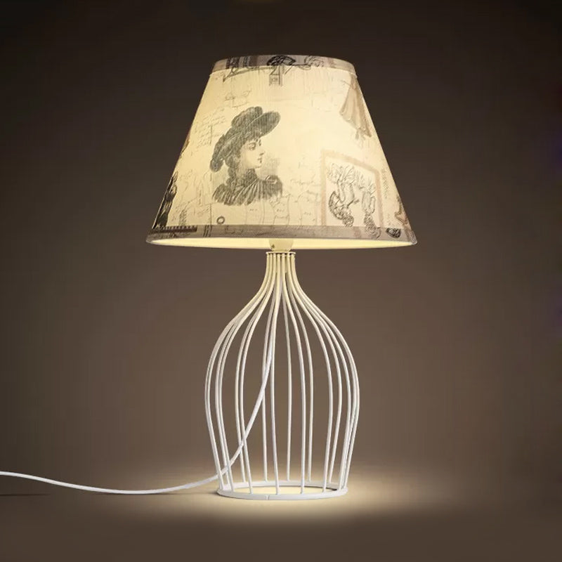 WireLuxe - Traditionele Kegelvormige Tafellamp met Draadkooi-Voet voor Klassieke Verlichting