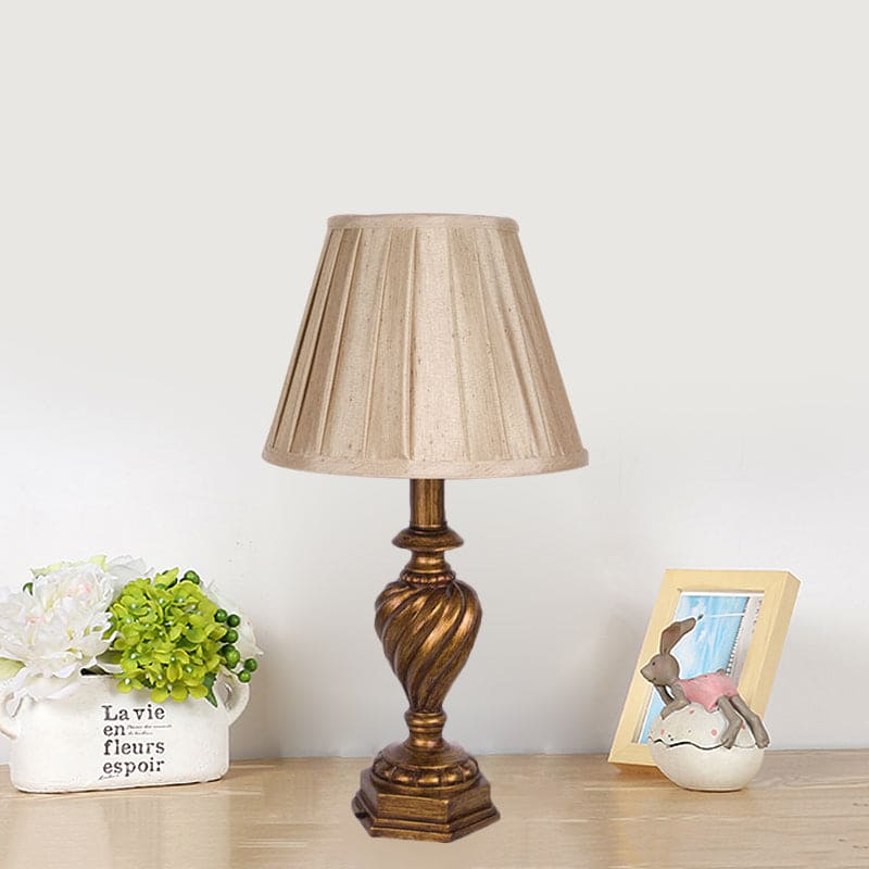 PlisséLicht - Geplisseerde Bedlamp met Hars Fontein Voet | Stijlvolle Verlichting voor de Slaapkamer