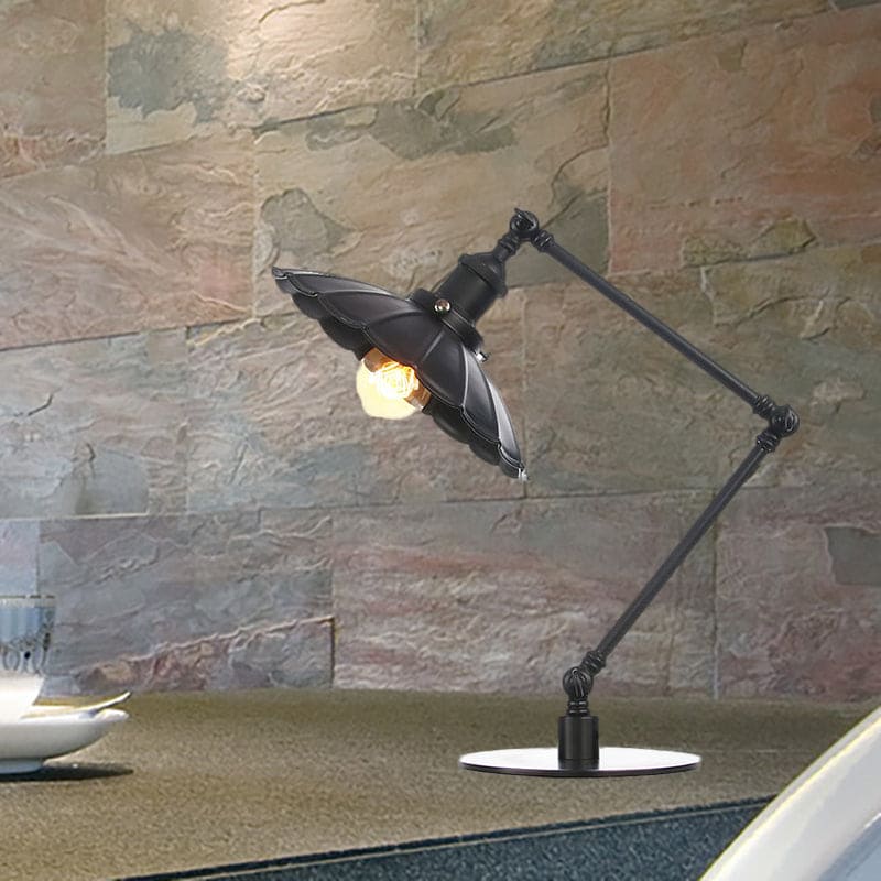 RetroStijl - Verstelbare Vintage Tafellamp met Geschulpte Metalen Kap voor Unieke Verlichting