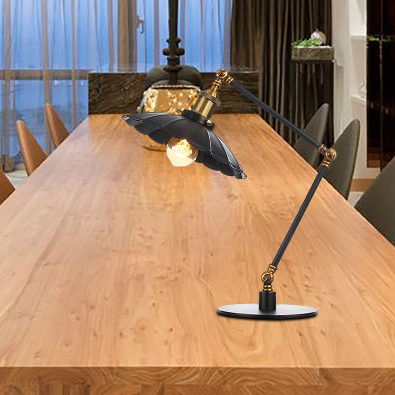 RetroStijl - Verstelbare Vintage Tafellamp met Geschulpte Metalen Kap voor Unieke Verlichting