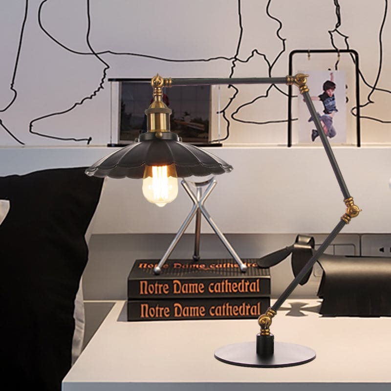 RetroStijl - Verstelbare Vintage Tafellamp met Geschulpte Metalen Kap voor Unieke Verlichting