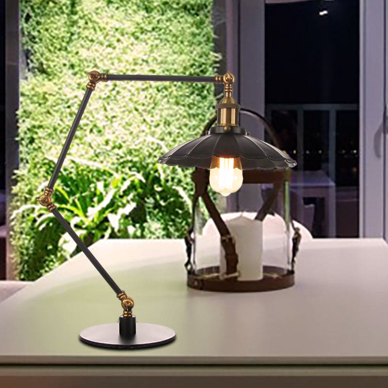 RetroStijl - Verstelbare Vintage Tafellamp met Geschulpte Metalen Kap voor Unieke Verlichting