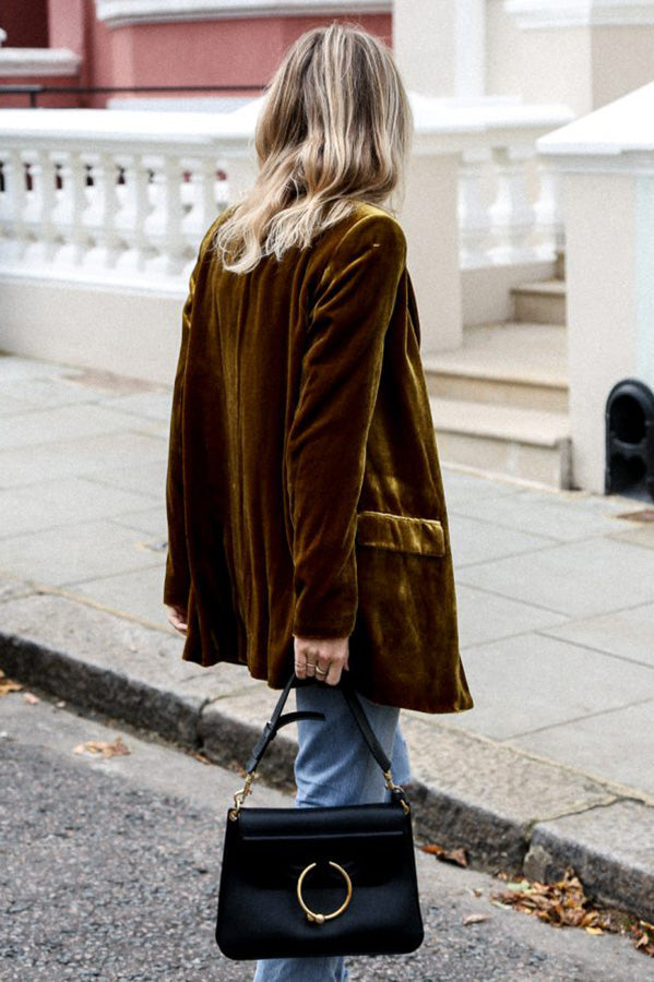 Elvira – Opvallende Fluwelen Blazer in Streetstyle