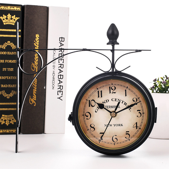 EuroElegantie - Dubbelzijdige Klassieke Wandklok | Decoratieve Tijdwaarneming voor Huis en Bedrijf