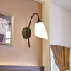 GlowBell - Moderne wandlamp met schuine, klokvormige kap en arm