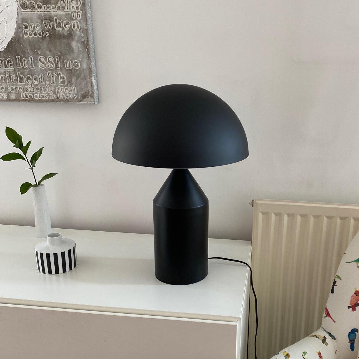 MetalLuxe - Moderne Metalen Tafellamp | Stijlvolle Verlichting voor Woon- en Werkruimtes
