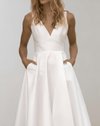 Elegance V-Hals Trouwjurk | Minimalistische Witte Bruidsjurk met Diepe V-Hals en Zakken