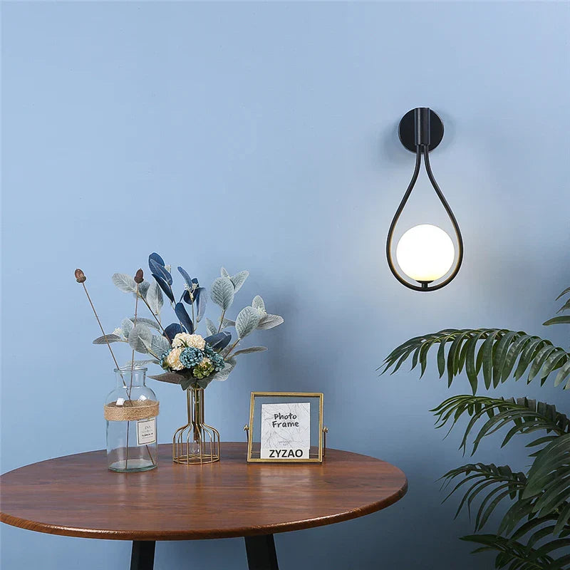 LumiSphere - Wandlamp met Glazen Bol en Metalen Frame | Moderne Verlichting voor Interieurs