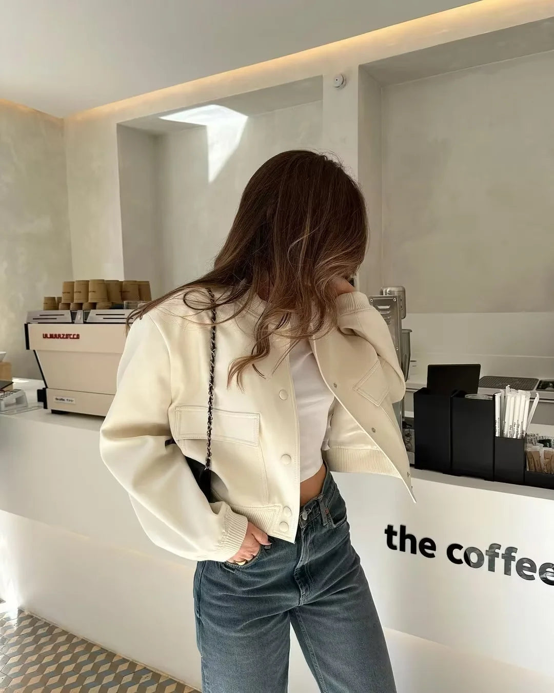Sofia - Stijlvolle Korte Bomberjas in Wit-Beige | Trendy Damesjas voor Elke Gelegenheid