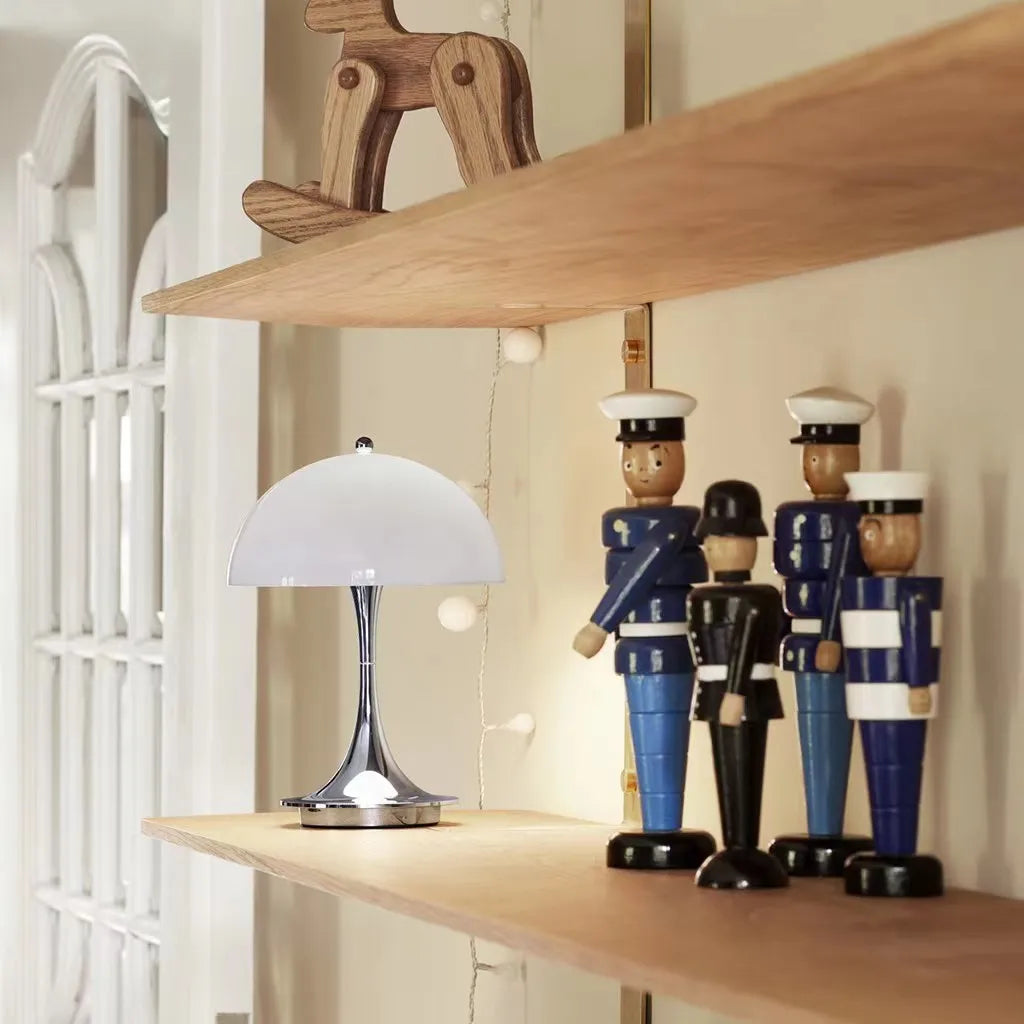 ShadeFlex - Draagbare Metalen Tafellamp | Moderne Verlichting voor Flexibele Gebruik