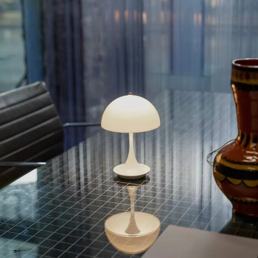 ShadeFlex - Draagbare Metalen Tafellamp | Moderne Verlichting voor Flexibele Gebruik