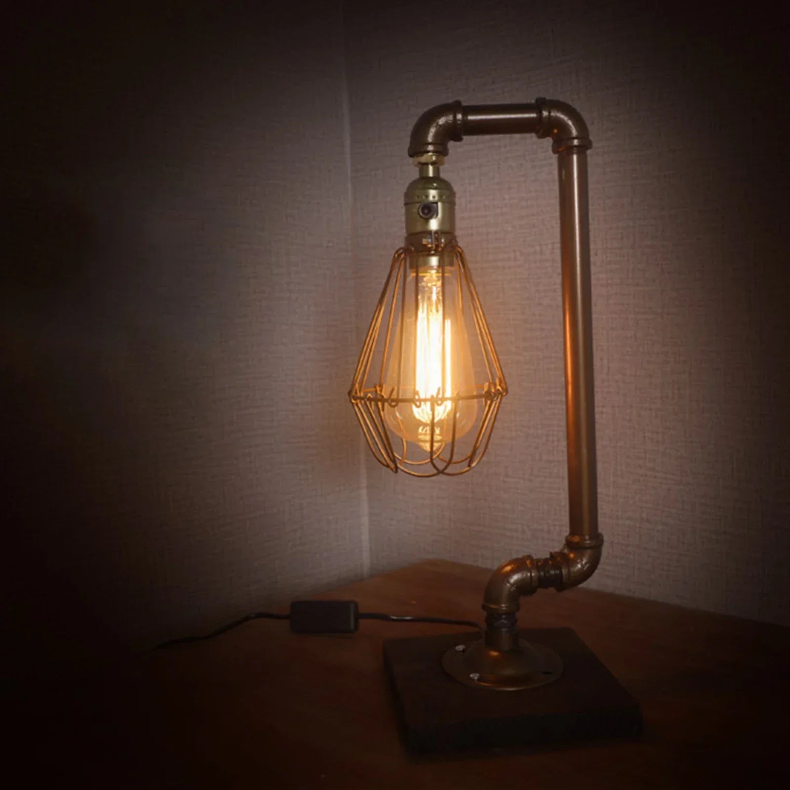 RetroLuxe - Klassieke Industriële Tafellamp voor Tijdloze Stijl en Sfeer