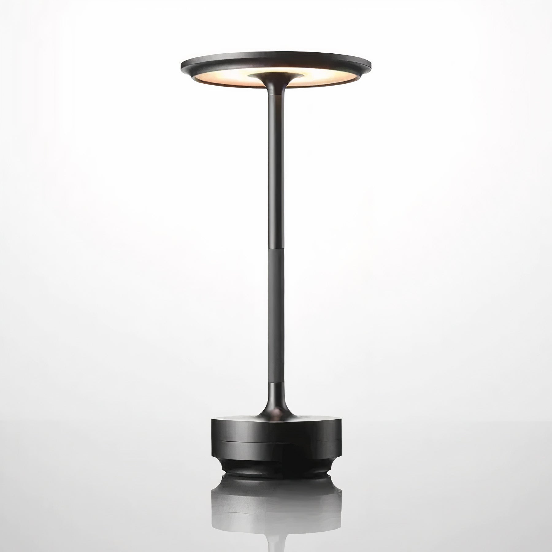 ArtLumen - Elegante Tafellamp van Thomas | Stijlvolle Verlichting voor Elk Interieur