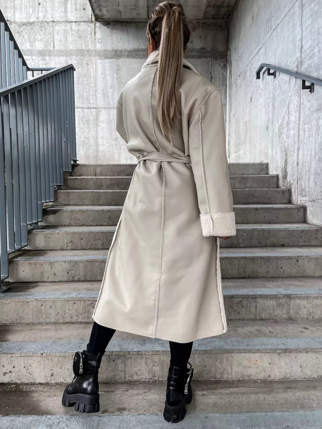 Stijlvolle Lange Leren Damesjas met Warme Kunstbontaccenten - Elegante Winterjas