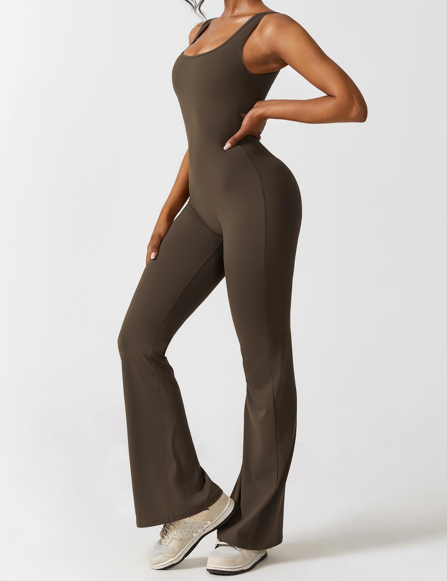 V-Hals Jumpsuit met Uitlopende Pijpen | Elegant en Flatterend Ontwerp