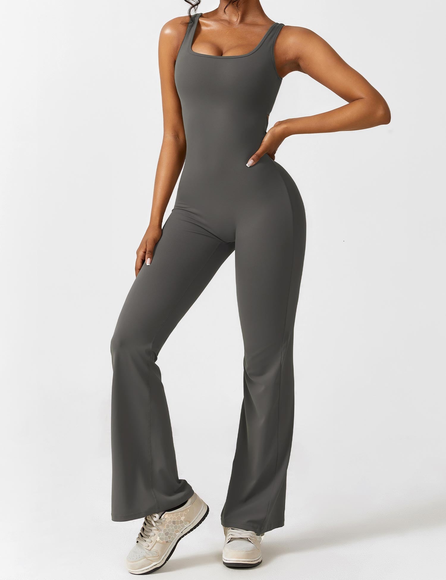 V-Hals Jumpsuit met Uitlopende Pijpen | Elegant en Flatterend Ontwerp